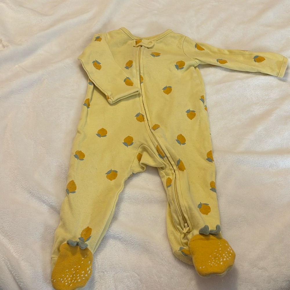 ✨carters 3-6mo lemon sleeper✨